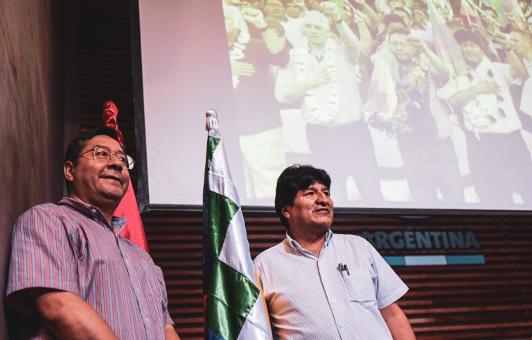 El candidato a la presidencia de Bolivia por el MAS, Luis Arce, al lado de Evo Morales. Autor: Brasil de Fato, 27/01/2020. Fuente: Flickr. (CC BY-NC-SA 2.0).