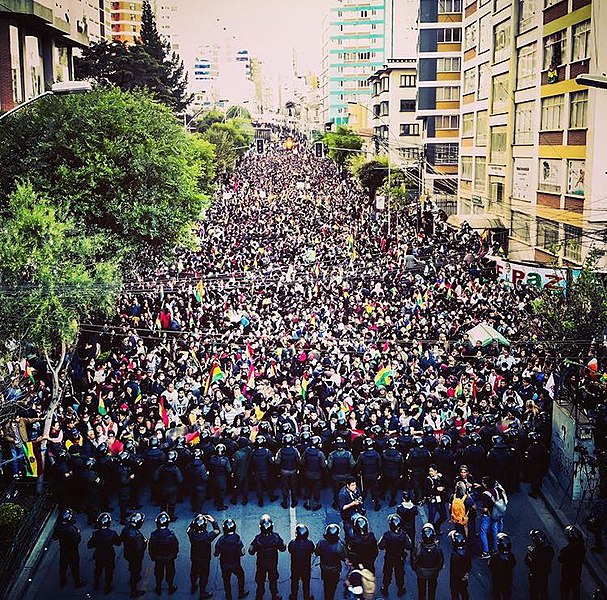 Manifestaciones en La Paz, Bolivia, en contra del supuesto fraude electoral y el gobierno de Evo Morales. Autor: Paulo Fabre, 23/10/2019. Fuente: Wikimedia Commons. (CC BY-SA 4.0).