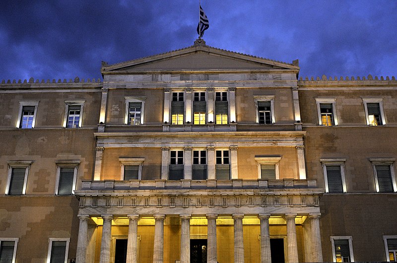 Parte de la fachada del Parlamento griego. Autor: LBM1948, 09/04/2013. Fuente: Wikimedia Commons. (CC BY-SA 4.0).