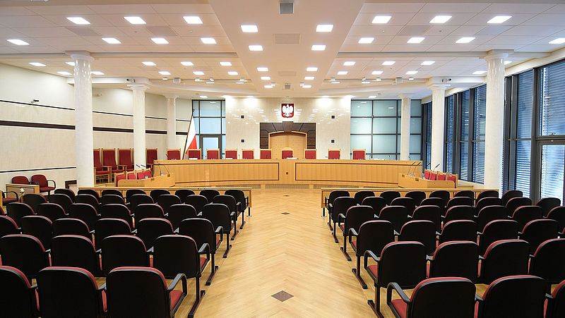 Sala principal del Tribunal Constitucional de Polonia. Autor: Adrian Grycuk, 22/01/2016. Fuente: Wikimedia Commons. (CC BY-SA 3.0).