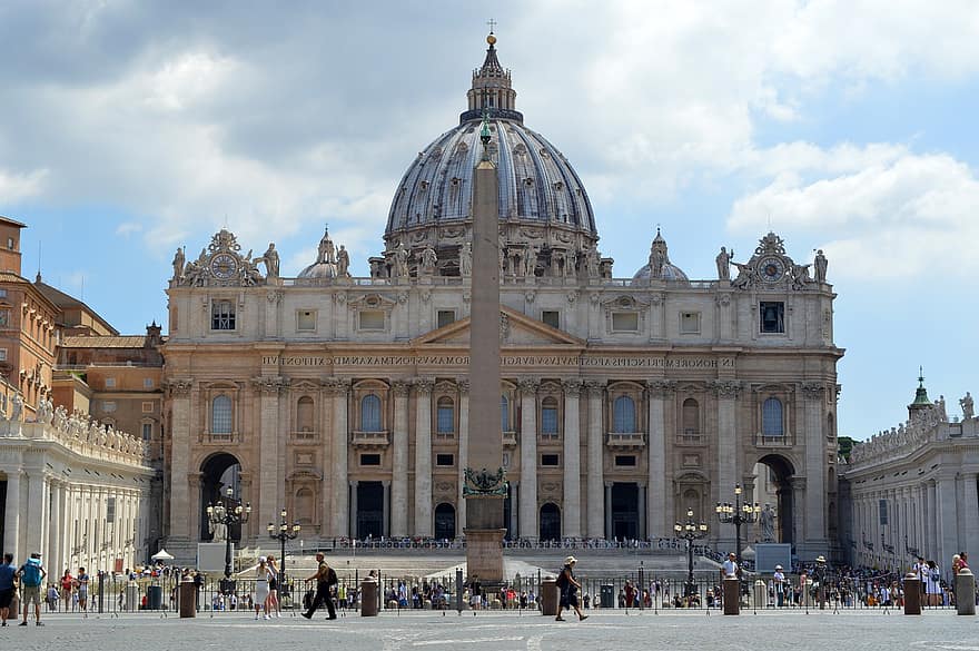 La plaza del Vaticano con la basílica de San Pedro al fondo. Autor: Desconocido. Fuente: Pikist. (CC0).