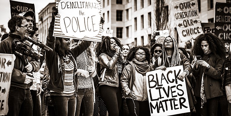 Manifestación multitudinaria en EUA del movimiento Black Lives Matter (2020). Autor: Johnny Silvercloud, 10/11/2015. Fuente: Flickr (CC BY-SA 2.0.)