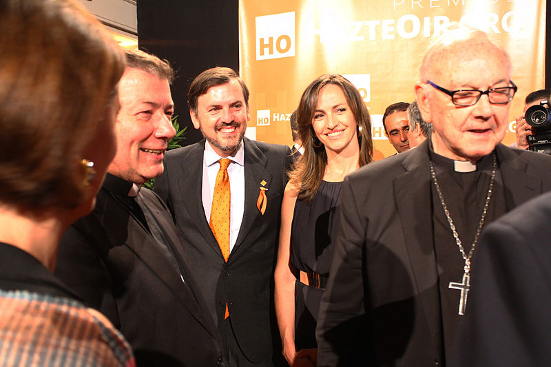 Ceremonia de entrega de los Premios HazteOir.org 2014. Ignacio Arsuaga y Gádor Joya con Monseñor Martínez Camino y el Cardenal de San Sebastián. Autor. Contando Estrelas, 08/06/2014. Fuente: Flickr (CC BY-SA 2.0.)