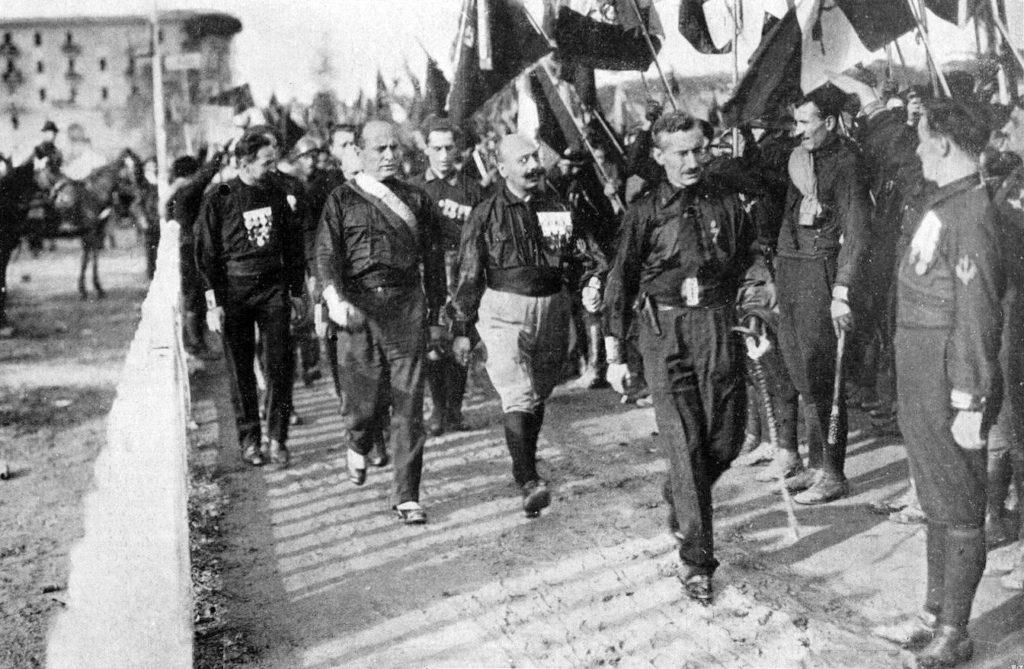 Marcha sobre Roma de las “camisas negras”, con Benito Mussolini, su líder, a la cabeza, en 1922. 
