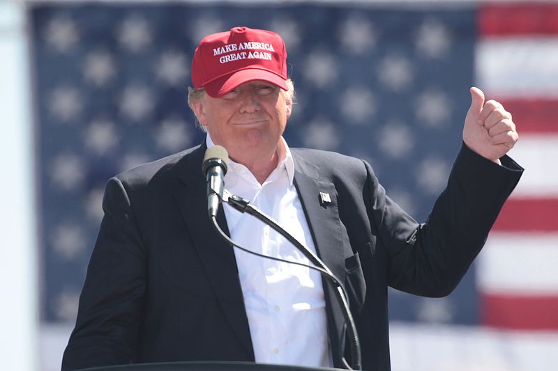 Donald Trump hablando con simpatizantes en un mitin de campaña en Fountain Park. Lleva la gorra con el lema Make America Great Again. Autor: Gage Skidmore. Fuente: Wikimedia Commons (CC BY-SA 2.0) 