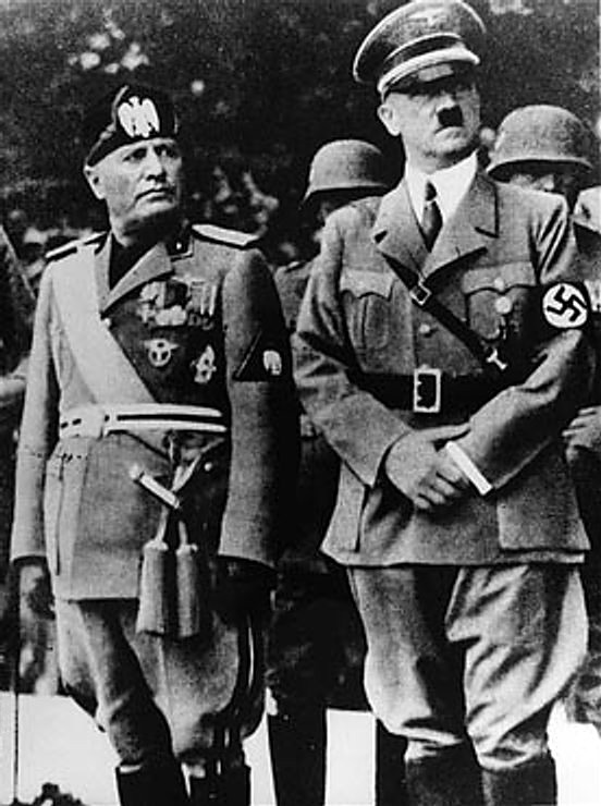 Benito Mussolini (izquierda), líder de Italia fascista, con Adolf Hitler (derecha), líder de la Alemania nazi, durante una visita oficial a Munich en 1937.