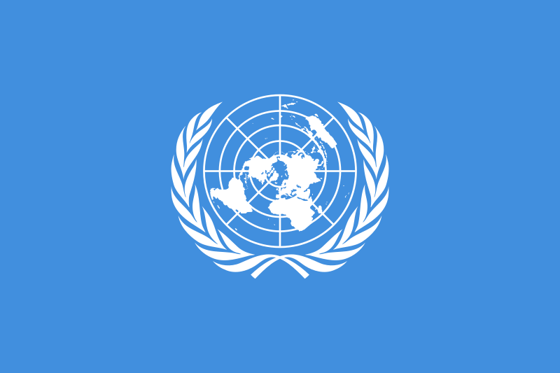 Bandera de la Organización de las Naciones Unidas. Autor: Naciones Unidas, con modificaciones Denelson83, Zscout370 ve Madden. Fuente: Wikimmedia.