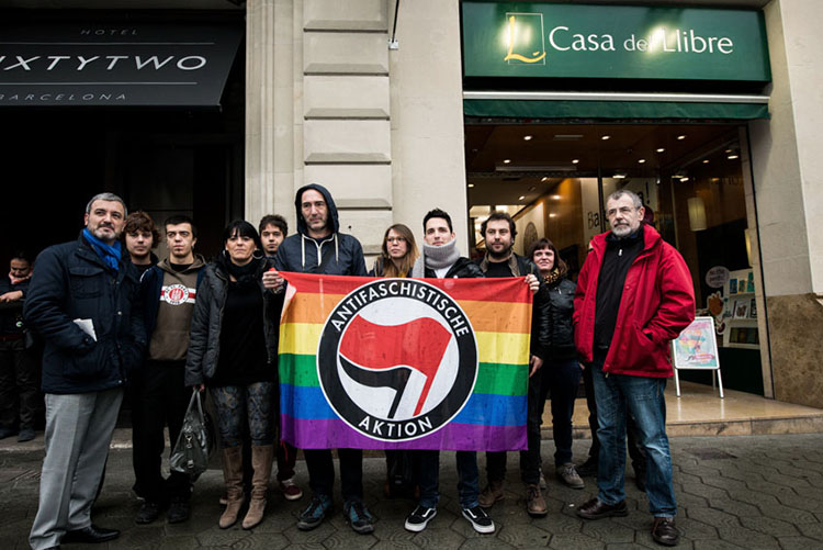 Un grupo de izquierda y LGTB se manifiesta en Cataluña contra un libro homófobo. Autor: Brais G. Rouco . Fuente: Cristianos Gays  (CC BY-NC-ND 3.0).