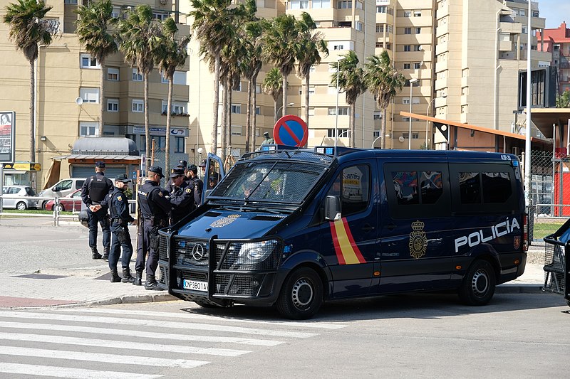 Policía Nacional con un furgón cerca de la frontera entre España y Gibraltar. Autor: Muerte en Hawaii, 23/03/2019. Fuente: Wikimedia Commons. (CC BY-SA 4.0).