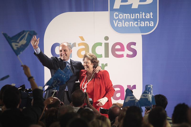 Francisco Camps y Rita Barberá celebrando el triunfo en las elecciones municipales y autonómicas de 2011. Autor: ppcv, 22/05/2011. (CC BY 2.0).