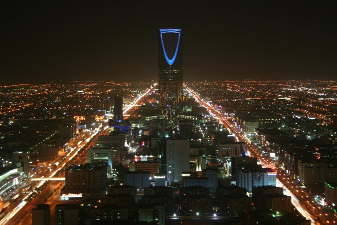 Kingdom Center, Riad, Arabia Saudita, capital de una de las últimas monarquías absolutas. Autor: BroadArrow 13/04/2007. Fuente: Wikimedia Commons (CC BY-SA 3.0)
