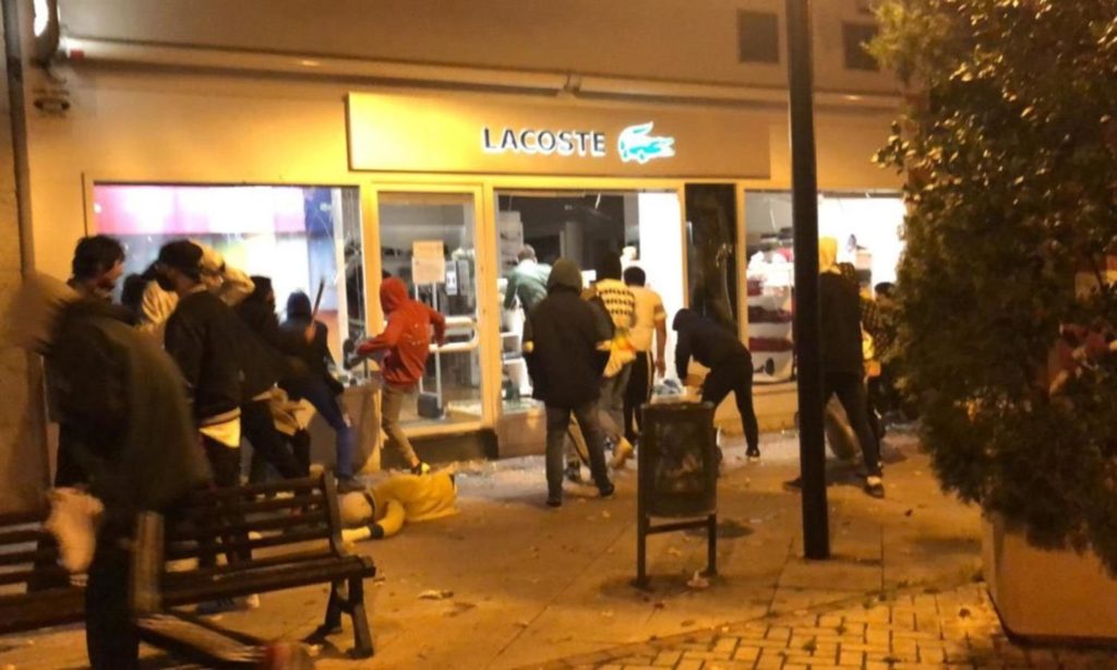 Un grupo de ultraderecha asalta una tienda de Lacoste en Logroño durante los disturbios. Autor: Desconocido, 01/09/2020. Fuente: Elsaltodiario. (CC BY-SA 3.0 ES)