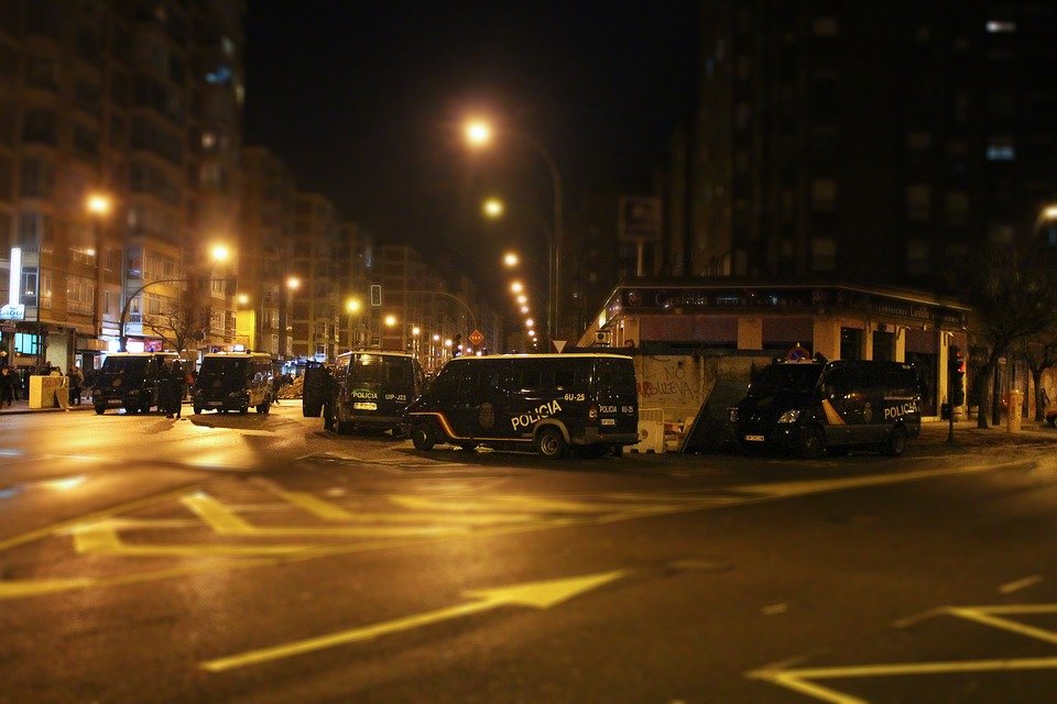 Furgones de policía en disturbios en Burgos. Autor: rubns28, 14/01/2014. Fuente: Pixabay. (CC0)