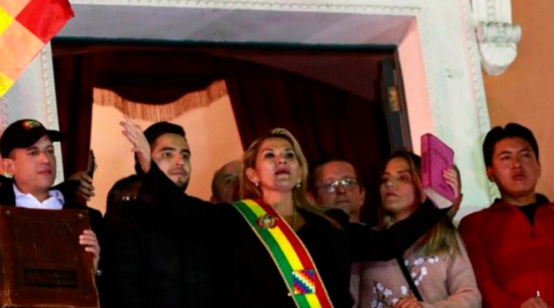 Jeanine Áñez asume la presidencia de Bolivia el 12 de noviembre de 2019. Autor: Todo Noticias.
Fuente: Youtube (CC-BY-SA-3.0)