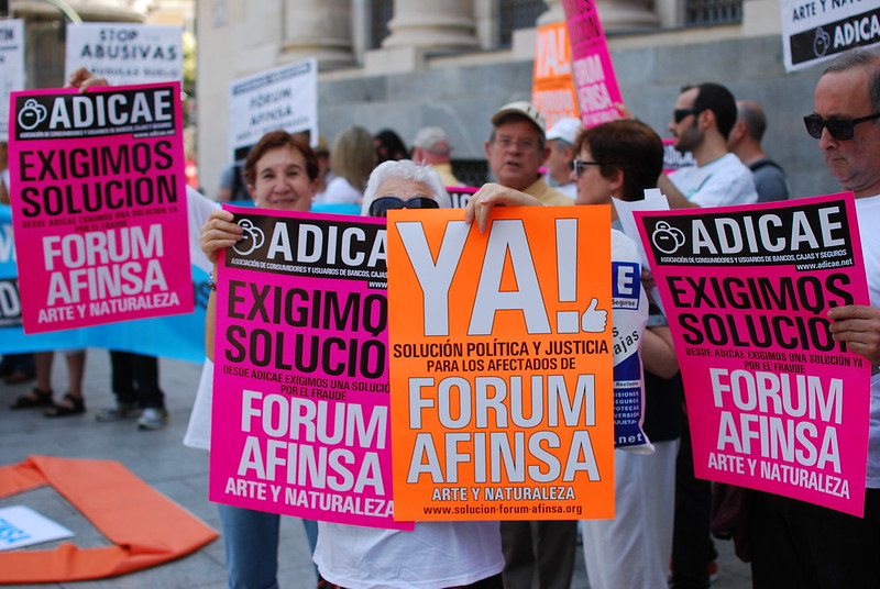 Protestas de los afectados de los fraudes al ahorro popular Fórum Filatélico, Afinsa y
Arte y Naturaleza. Autor: ADICAE, 21/06/2014. Fuente: Flickr (CC BY 2.0).