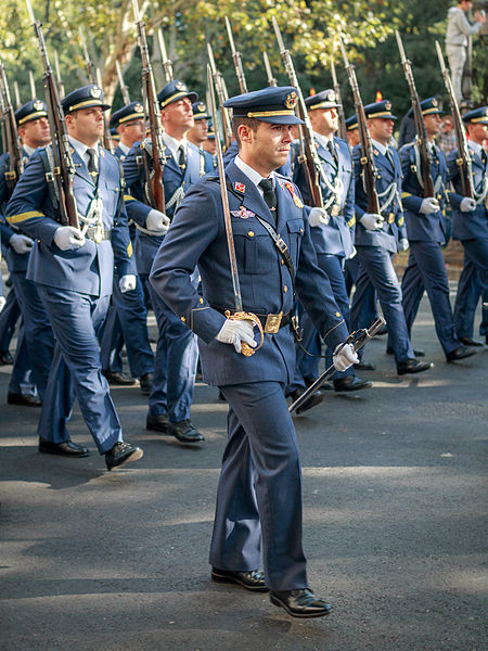 Militares del Ejército del Aire en el desfile de la Fiesta Nacional de España en 2013. Autor: Barcex, 12/10/2013. Fuente: Flickr. (CC BY-SA 2.0).