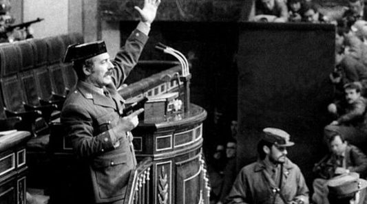 Antonio Tejero da un golpe de Estado, 23/02/1981. Autor: Manuel P. Barriopedro.
Fuente: El País (CC BY-SA 4.0).