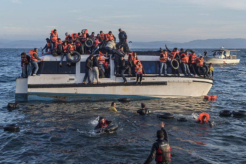 Refugiados sirios e iraquíes tratan de desembarcar en las aguas
costeras de Lesbos en Grecia, después de haber cruzado desde Turquía. Autor: Ggia, 30/10/2015.
Fuente: Wikimedia Commons. (CC BY-SA 4.0).