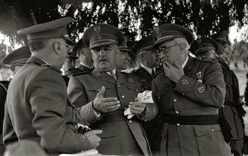 26 millones. Francisco Franco junto a autoridades militares en unas maniobras. Autor: Vicente Martín, 1946. Fuente: Fondo Car-Kutxa Fototeka. (CC BY-SA 3.0).
