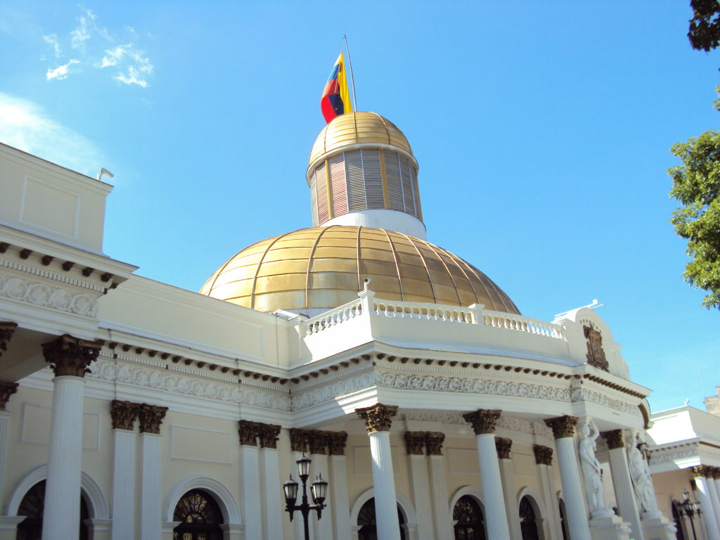 Exterior Asamblea Nacional. Autor: GAlessandraV, 27-12-2012. Fuente: Wikimedia
Commons (CC BY-SA 3.0).