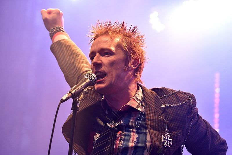 John Lydon, vocalista del icónico grupo de punk Sex Pistols. Autor: Frank Schwichtenberg. 5/05/2016. Fuente: Wikimedia Commons. (CC-BY-SA 3.0.)

