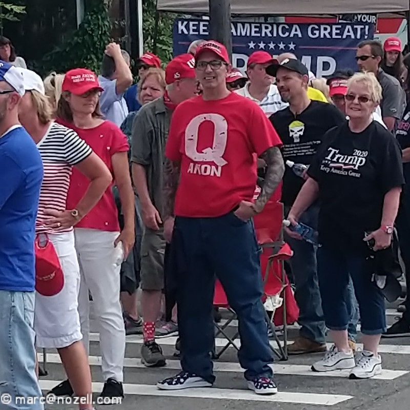Seguidor de Trump con una camiseta QAnon roja. Autor: Marc Nozell. Fuente: Flickr ( CC BY
2.0).
