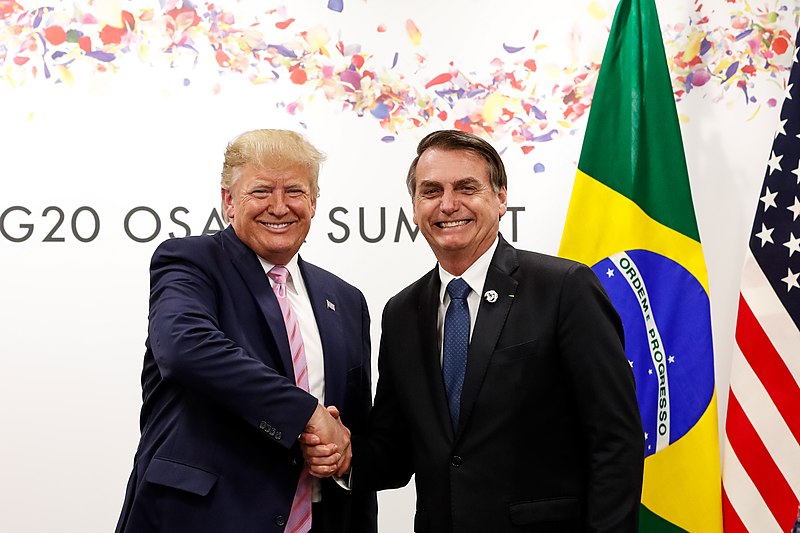Presidente de Brasil, Jair Bolsonaro, durante reunión Donald J. Trump, ex presidente de Estados Unidos. Ambos se han apoyado en teorías de la conspiración para obtener apoyo popular. Autor: Alan Santos / PR. Fuente: Flickr (CC BY 2.0.)