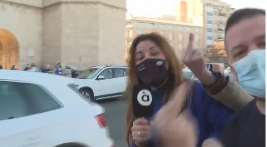 La periodista Amparo Martín es increpada por ultraderechistas. Autor: Captura de pantalla realizada el 28/01/2020 a las 18:13h. Fuente: À Punt Media