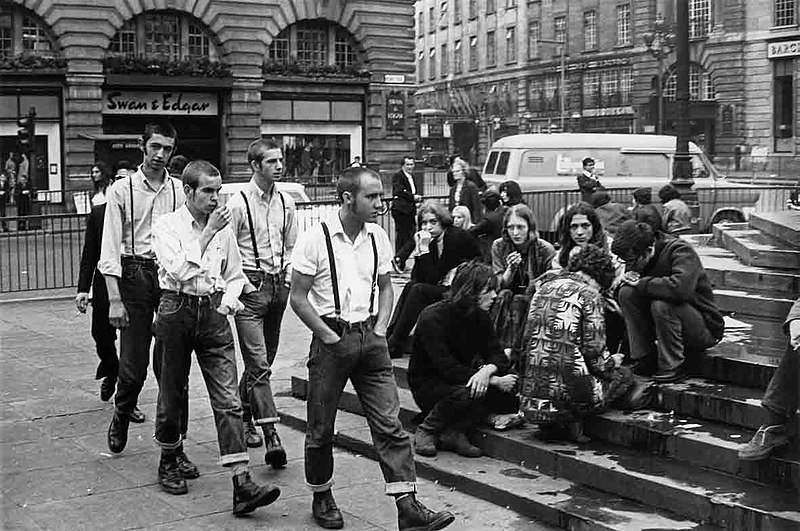 Grupo de Skinheads en Londres. Autor: Herradordezapatos. 8/09/2020. Fuente: Wikimedia Commons. (CC-BY-SA 3.0.)

