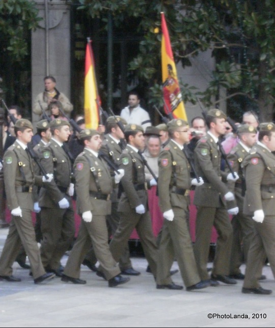 Desfile militar en la Toma de Granada con banderas franquistas de fondo. Autor: Photolanda, 02/01/2010. Fuente: Flickr (CC BY-NC-SA 3.0.)
