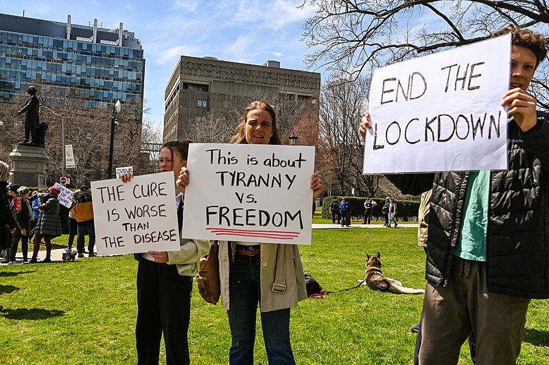 Protesta contra el confinamiento en Queen's Park, Canadá, para detener el avance del coronavirus. Negacionistas del coronavirus afirman que la pandemia es una conspiración para reducir las libertades. Autor: Michael Swann, 25/04/2020. Fuente: Flickr 