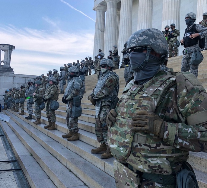 Fuerzas militares apostadas en el monumento Lincoln Memorial durante las protestas del #BlackLivesMatter. Autor: Martha Raddatz, 03/06/2020. Fuente: Cuenta de Twitter @MarthaRaddatz
