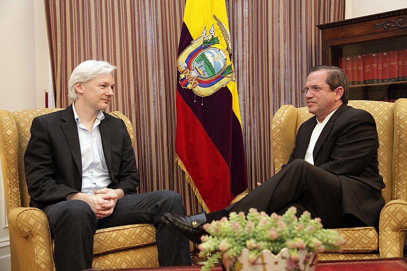 El Canciller Ricardo Patiño se reunió con Julian Assange en Londres. Autor: Xavier Granja Cedeño, Ministerio de Relaciones Exteriores, Cancillería Ecuador, 16/07/2013. Fuente: Flickr (CC BY-SA 2.0.)