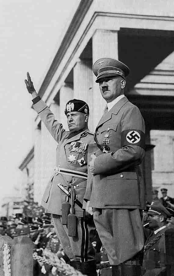 Mussolini con Adolf Hitler. Autor: desconocido, 1936. Fuente: STORE NORSKE LEKSIKON (Falt y det fri).