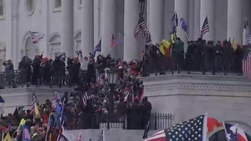Vídeo donde manifestantes asaltan el Capitolio, el estallido de la polarización. Fuente: Twitter.