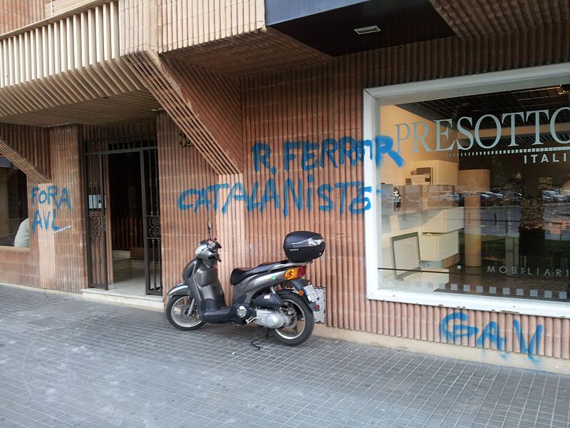 Ataque del GAV a la casa de Ramon Ferrer, presidente de la Acadèmia Valenciana de la Llengua, en mayo de 2013. Autor: valencianisme.com, 24/05/2013. Fuente: Flickr. (CC BY 2.0).