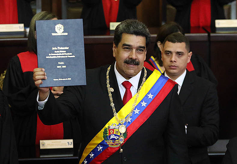 Nicolás Maduro sosteniendo su declaración después de jurar su segundo mandato. Autor: Presidencia El Salvador, 10/01/2019. Fuente: Flickr. (CC0 1.0).
