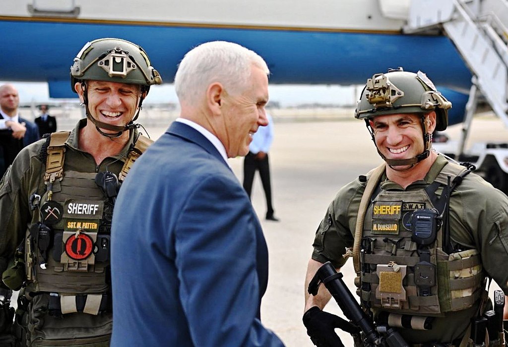 Vicepresidente Mike Pence con
miembros de los SWAT. Uno lleva un parche de QAnon (fue degradado). Autor: Beyond My
Ken, 30/11/2018. Fuente: Archivo de Twitter.