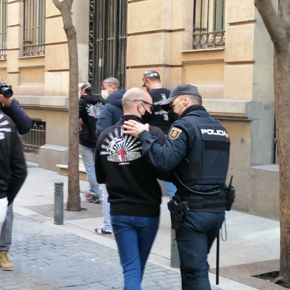 Policía acompaña la retirada del grupo neonazi de Bastión Frontal que posteriormente intentaría, otra vez, sumarse a la manifestación.. Autor: Pablo Pampa Saiz. Fuente: ElSalto (CC BY-SA 3.0 ES)