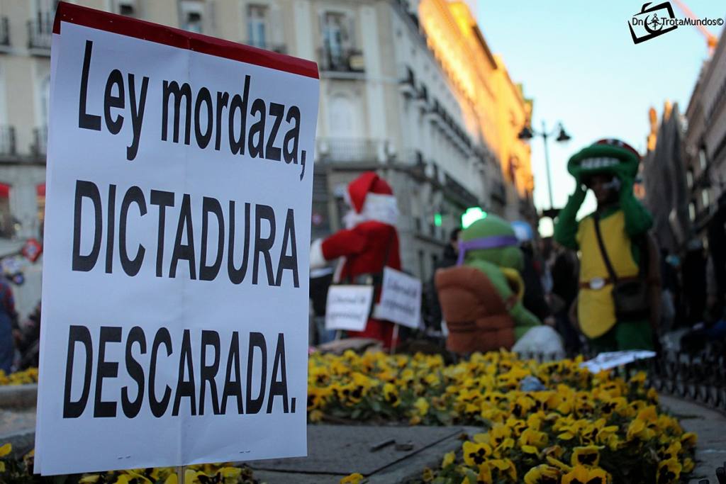 Cartel en protesta de la Ley Mordaza, ley que se argumento que ampara abusos de poder de la policía. Autor: DnTrotaMundos ☮, 20/12/2014. Fuente: Panoramio (CC BY 3.0.)