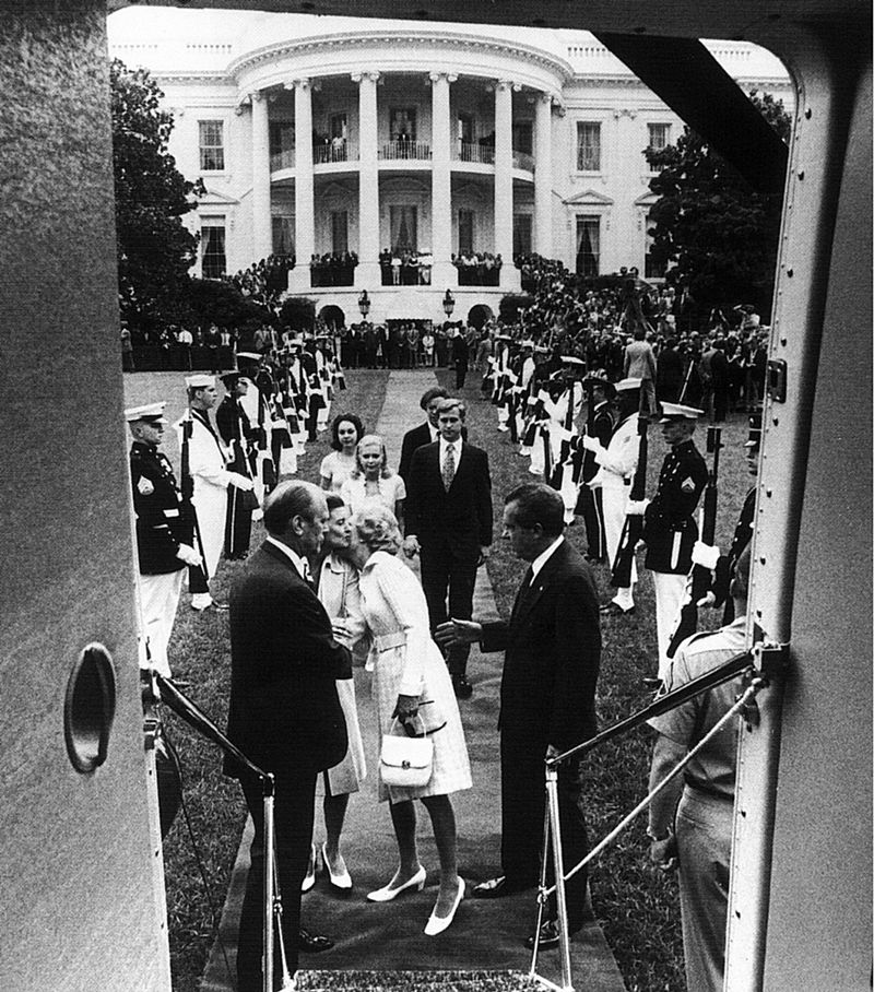 Nixon abandonando la Casa Blanca en 1974 a causa de las consecuencias del Escándalo Watergate, uno de los hitos más conocidos del periodismo de investigación. Autor: Oliver F. Atkins, 09/08/1974. Fuente: Proyecto de materiales presidenciales de Nixon. medios