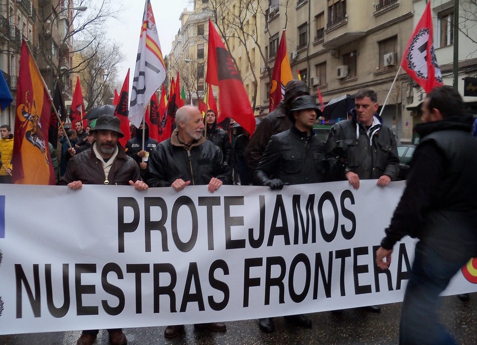 Manifestación de contra la inmigración de La España en Marcha en 2014, donde está La Falange. Autor: Fermín Grodira, 31/03/2014. Fuente: Flickr (CC BY 2.0.)