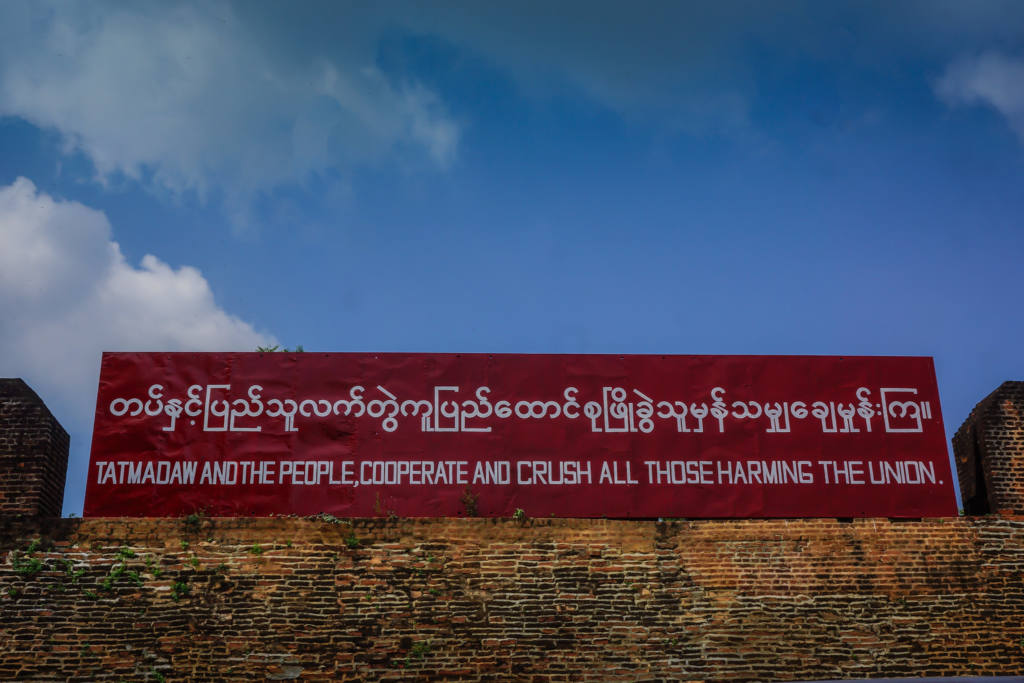 Cartel de propaganda militar a la entrada del recinto del Palacio de Mandalay: “Tatmadaw y la gente cooperan y aplastan a todos aquellos que dañan la unión”. Autor: Kalyan Neelamraju , 20/10/2016. Fuente: Flickr. (CC BY-NC-SA 2.0). Myanmar