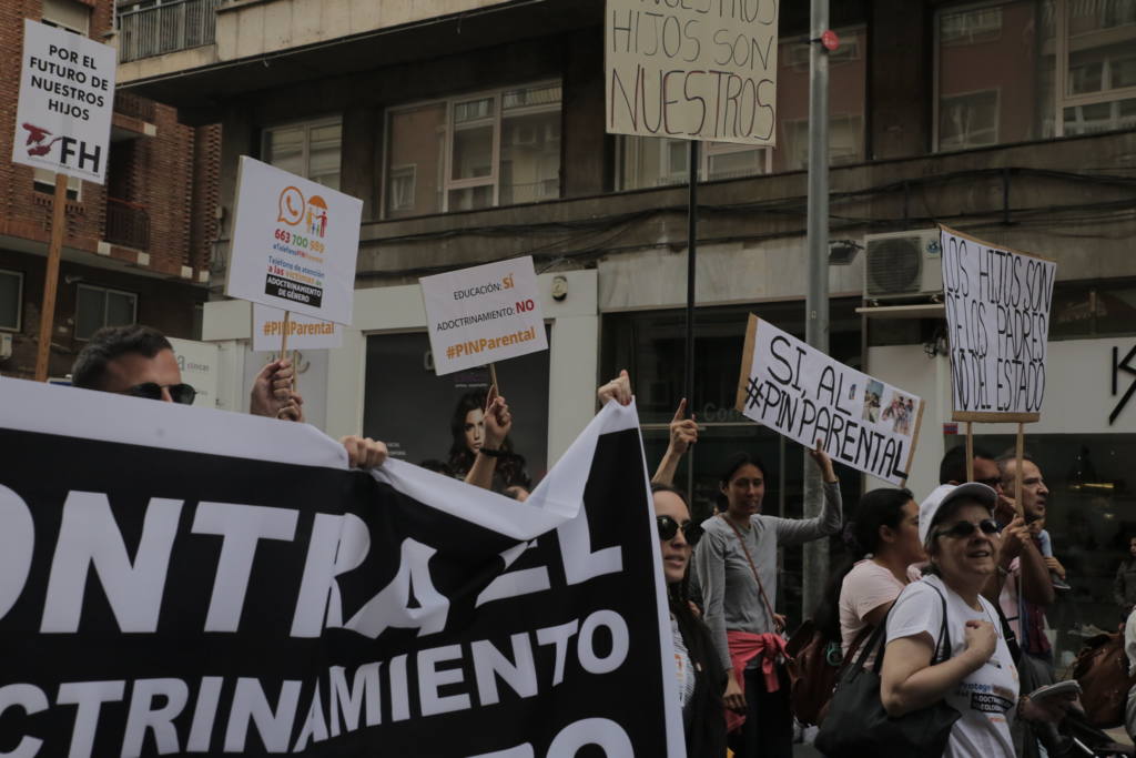 Manifestación 'Por una educación libre de ideologías' en Murcia a favor del pin parental . Autor: HazteOir.org, 29/02/2020. Fuente: Flickr (CC BY-SA 2.0).