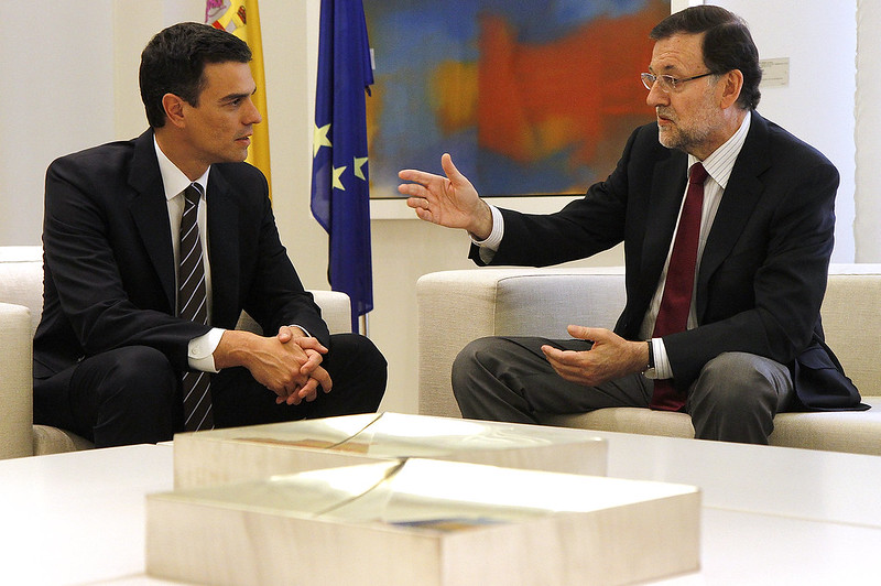 Mariano Rajoy recibe al secretario general del PSOE, Pedro Sánchez. Autor: La Moncloa, 28/07/2014. Fuente: Flickr (CC BY-NC-ND 2.0).