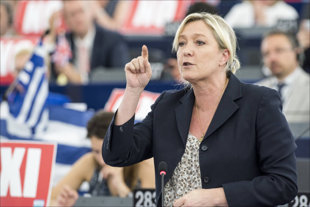 European Union 2015 - European Parliament. Debate en el pleno sobre Grecia con el primer ministro Alexis Tsipras - Marine Le Pen. Autor: European Parliament, 08/07/2015. Fuente: Flickr. (CC BY-NC-ND 2.0).
