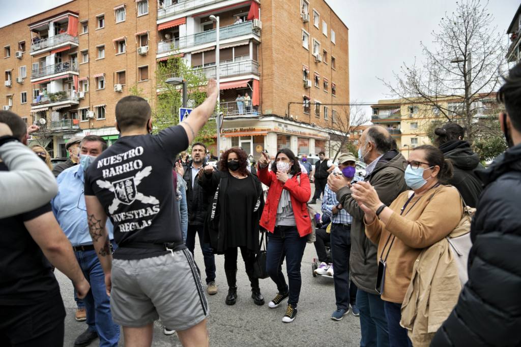 Un manifestante de Bastión Frontal discute violentamente con los acompañantes de Pablo Iglesias. Autor: Dani Gago, 30/03/2021 (imágenes cedidas para su uso por el autor @DaniGagoPhoto).