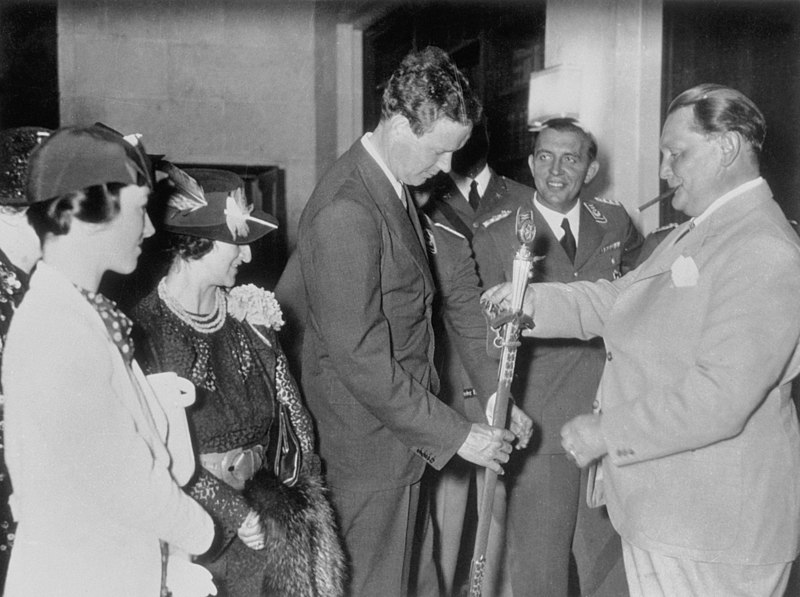 Hermann Goering donándole una medalla por los servicios prestado al Tercer Reich a Charles Lindbergh. Autor: Colección Herman Goering, 1936. Fuente: Wikimedia Commons, (NÚMERO DE REPRODUCCIÓN de la Biblioteca del Congreso: LC-USZ61-1362).
