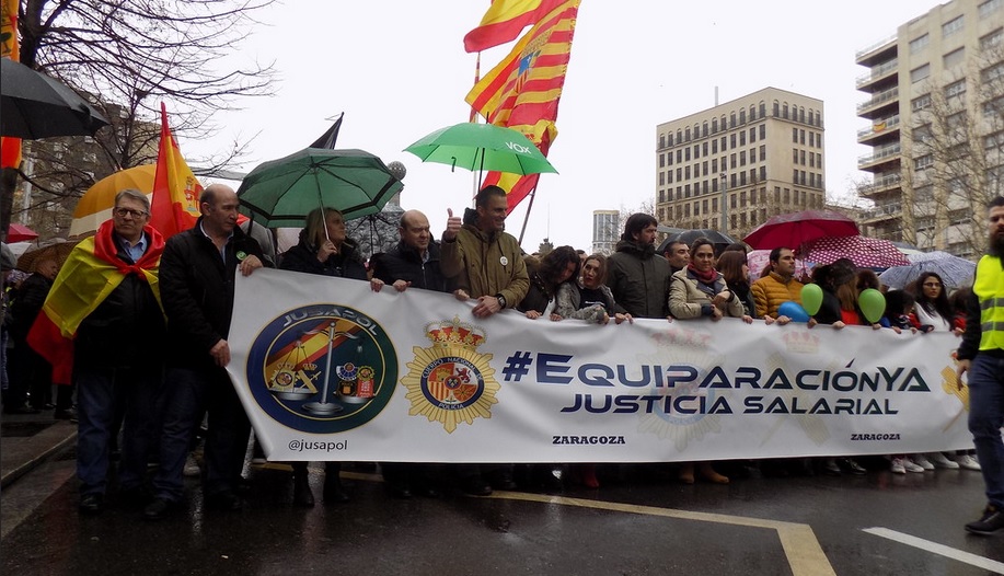 Manifestación de Jusapol por la equiparación salarial. Autor: Vox España, 17/03/2018. Fuente: Flickr