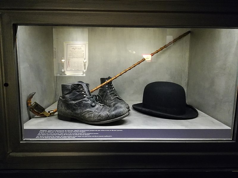 El sombrero, el bastón y los zapatos del famoso personaje de Chaplin, el vagabundo